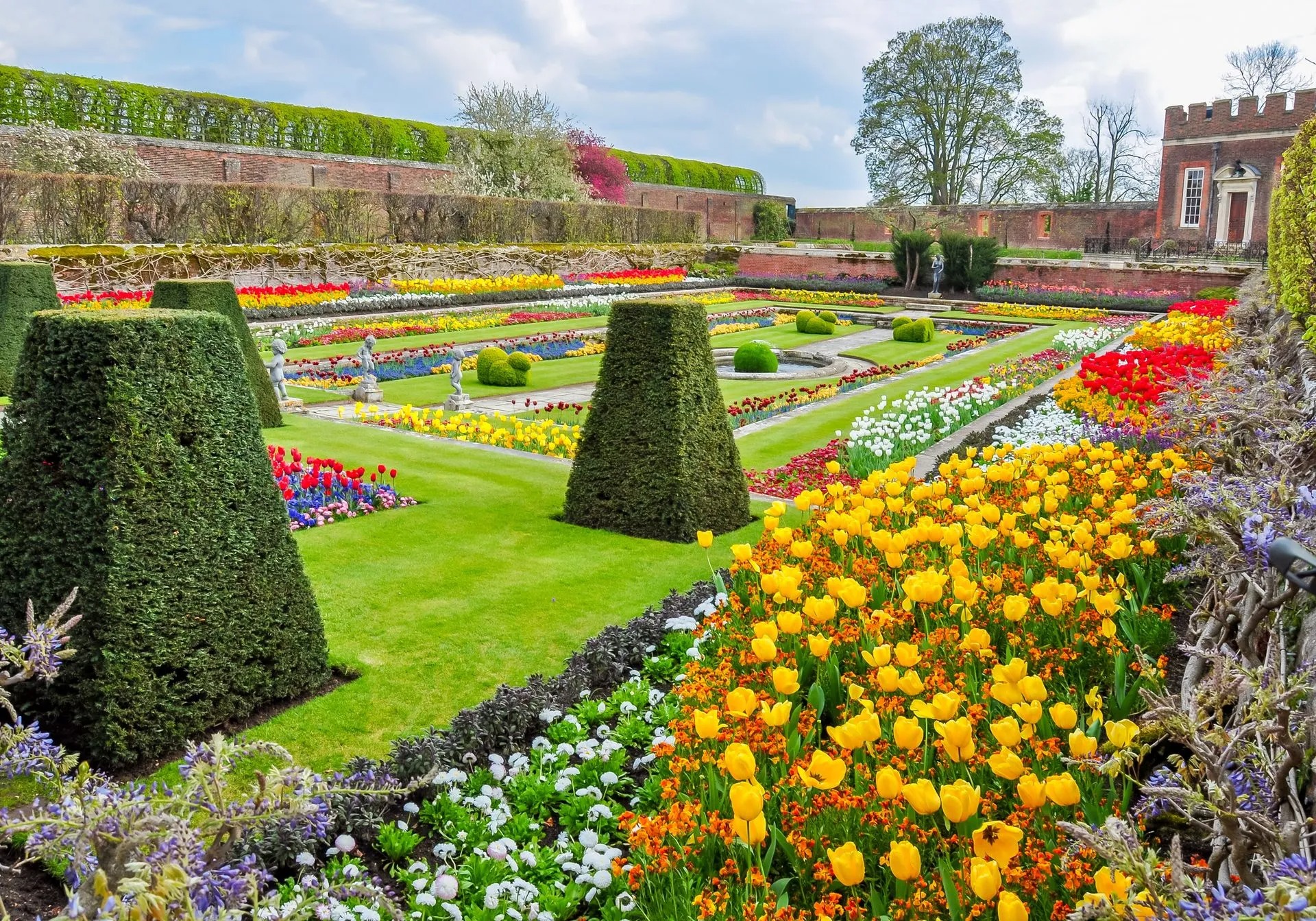 Hampton Court Tulip Festival 2024
